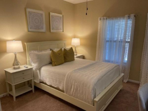 Lovely, Modern lifestyle 1 bedroom. Centrally located. Close to all